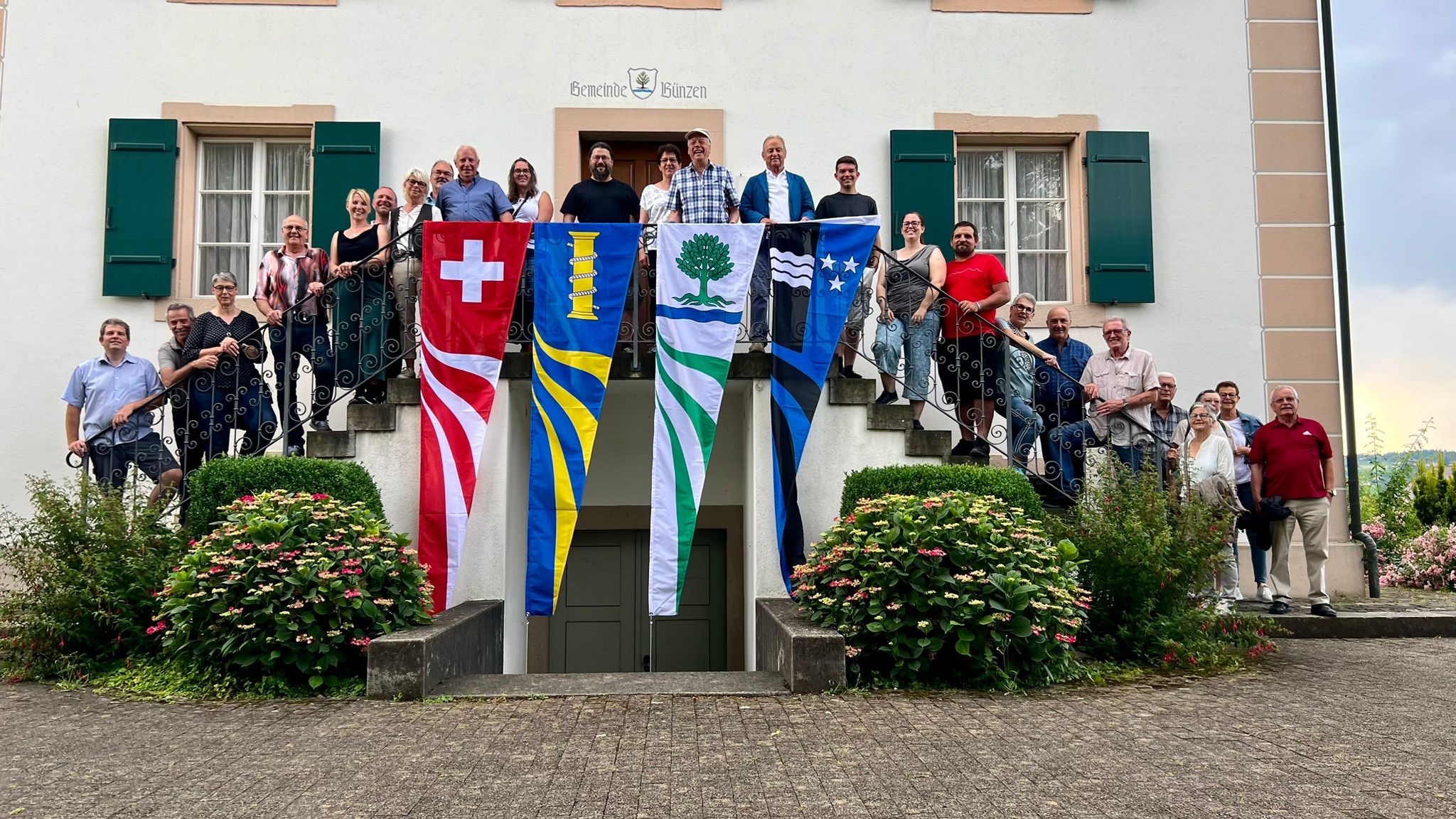 Patinen und Paten der neuen Kandelaberfahnen